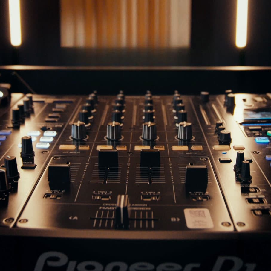 DJ Raum mieten Wien – SoundCube mit Pioneer XDJ-XZ